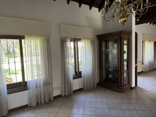 Excelente Chalet 4 Amb. Estilo Inglés En Villa Udaondo