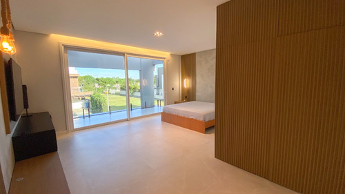 Direto Com Proprietário - Casa De Alto Padrão Cond. Fechado 4 Quartos, 5 Banheiros.