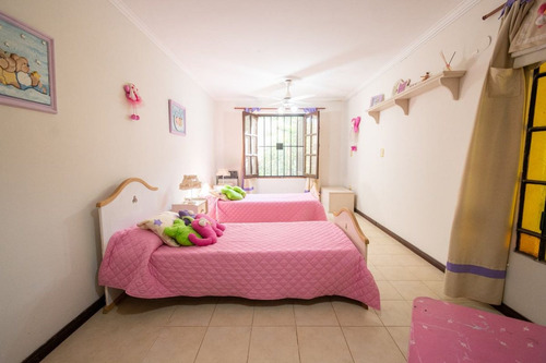 Venta Casa 4 Dormitorios Pileta Y Parque Colastine