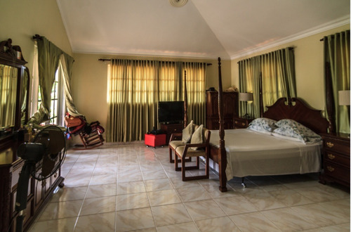 Casa En Venta En Arroyo Hondo Iii, 2 Niveles, Mármol, Caoba, Patio, Balcones Y Piscina, 5 Habitaciones, 3 Y ½ Baños, 2 Cocinas, 3 Terrazas, Patio, Piscina