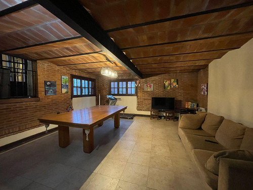 Chalet De Categoría 8 Amb. 484 M² Cub. C/ Garaje Para 2 Autos Y Parque C/ Pileta - Haedo