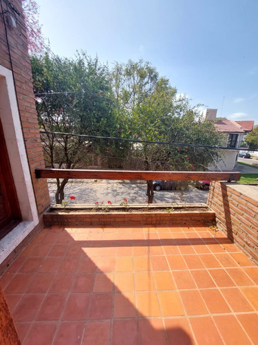 Venta Casa De 3 Dormitorios Con Patio, Barrio Jorge Cura Rosario