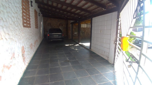 Excelente Sobrado Em Bairro Tranquilo, Perto Do Centro. Rua Sem Saída, Terreno Com 2 Frentes. Estuda-se Permuta.