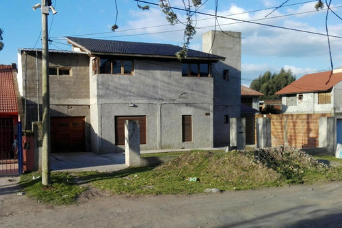 ** Importante Chalet Sobre Lote De 700 M2. A Terminar Colinas P. Ramos