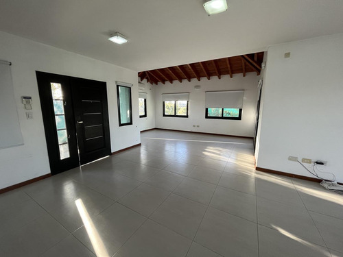 Venta Casa De 3 Dormitorios, Galeria Con Parrillero, Cochera En Tierra De Sueños 3, Roldan