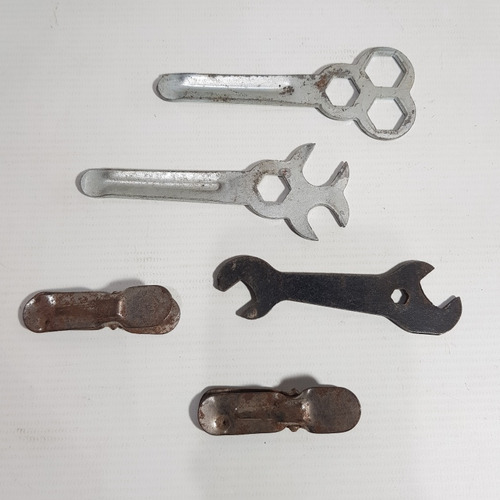 Imagen 2 de 10 de Antiguas Llaves Bicicleta Y Broches Lote X 5 Mag 60070