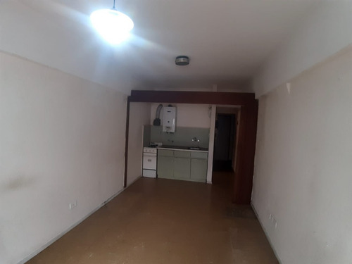 Imagen 3 de 6 de Departamento De 1 Ambiente A La Calle Con Balcón Saliente Con Excelente Entorno