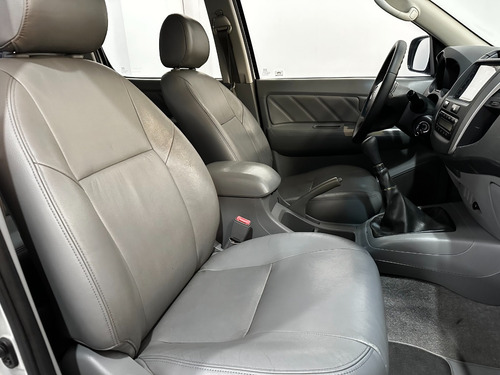 Imagen 15 de 19 de Toyota Hilux 3.0 Cd Srv Cuero 171cv 4x2 4x4 Srx Sr Amarok Dx