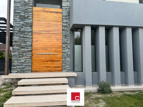 Casa En Venta En El Prestigioso Barrio Privado Dalvian!!