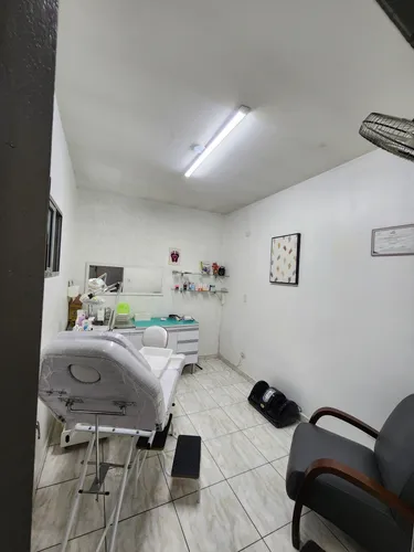 Passo Ponto Salão De Beleza Com Profissionais E Clientes.