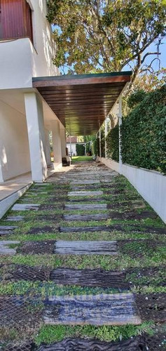 Excelente Casa De 3 Dormitorios En Venta En La Florida. Gran Jardín, Piscina Y Vista Parcial Río.