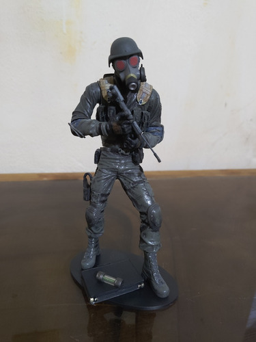 Resident Evil Figura Neca Hunk