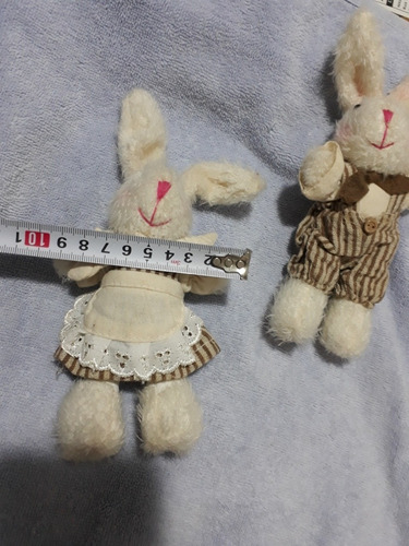 Coelhos Páscoa Pelúcia Casal 17x9cm Creme Com Roupinhas (Usado)