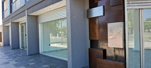Alquiler De Locales Comerciales Sobre Avenida Moreno - ¡alta Gama Y A Estrenar!