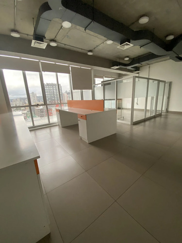 Oficina Moderna Y Funcional Con Equipamiento.