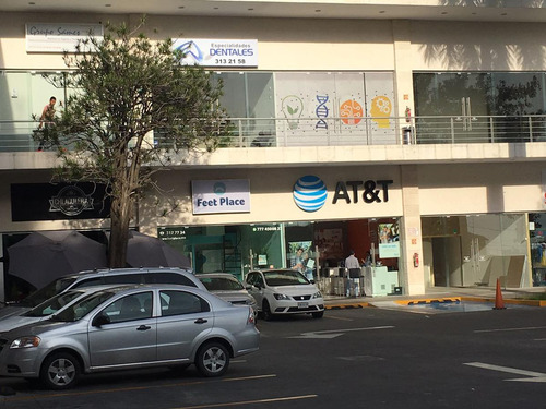 Local En Renta En Plaza Comercial. Jardín Tetela, Cuernavaca