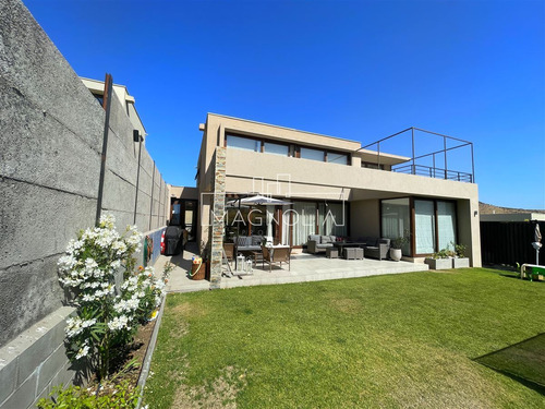 Casa En Venta De 5 Dorm. Mas Servicio En Chamisero