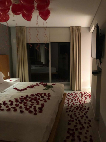 Imagen 4 de 6 de Decoración De Habitación - Noche Romántica - Pétalos Y Velas
