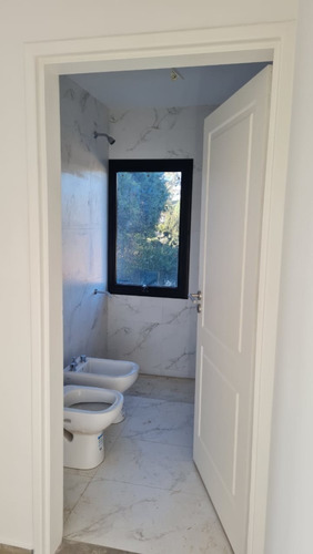 Imagen 3 de 12 de Cañuelas Chico, Duplex En Venta De 3 Dormitorios, 3 Baños, Cochera Doble