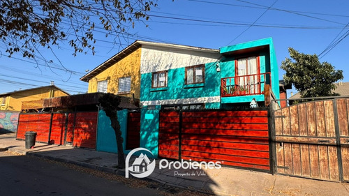 Casa De 2 Pisos, 2 Dormitorios, 3 Baños Con Estacionamiento.