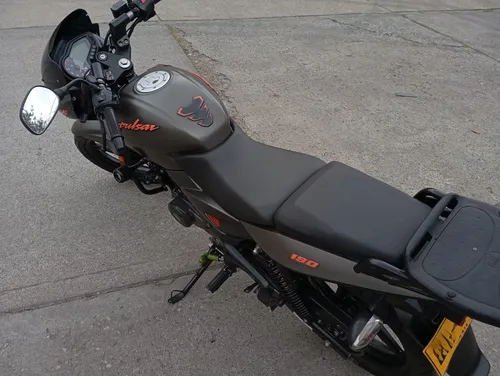 Moto Bajaj Pulsar 180 Fi Neon 2022