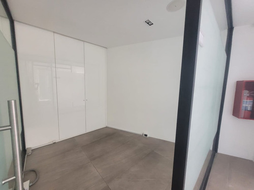 Conjunto De Modernas Oficinas Amobladas