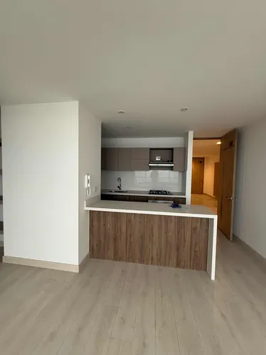 3 Habitaciones, 2 Baños, 2 Parqueaderos, 2 Balcones, 92m2.