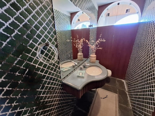 Residência De Alto Padrão Localizada Em Um Dos Condomínios Mais Cobiçados Do Vale Do Paraíba, À Apenas 30 Minutos De Campos Do Jordão E A 1h30 Do Litoral Norte.