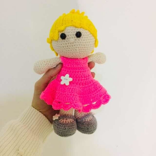 muñeca tejida a crochet amigurumi