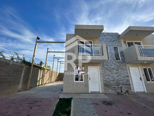 Townhouse En Conjunto Cerrado De La Puerta Maraven, Punto Fijo, Falcón