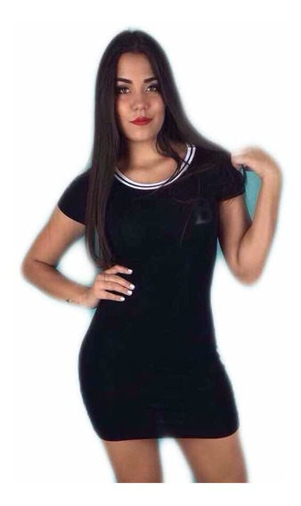 vestido negro corto con tenis