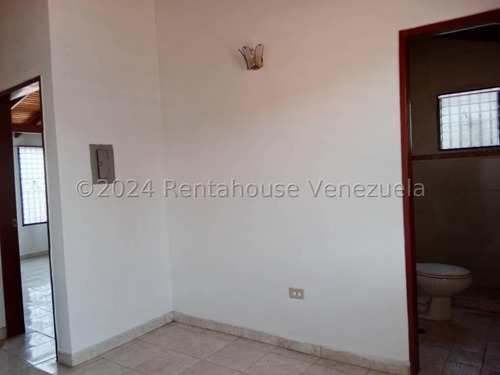 Townhouse En Turmero Hermoso Frente De Piedras Decorativas, Amplia Sala Comedor 24-28979 Irrr