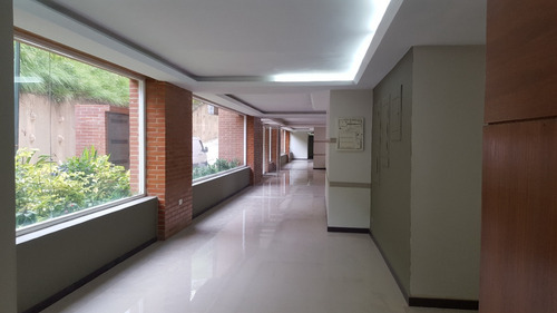 Alto Hatillo Imponente 180mts Financiamiento 50% En Dos Años Sin Intereses Linda Vista Edificio Nuevo Pozo De Agua Calle Privada Vigilancia 2habitaciones /3baños 2 Puestos En Sótano Maletero