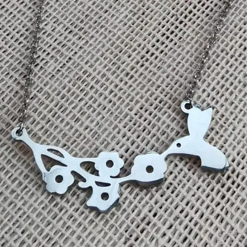 Imagen 4 de 6 de Collar Dije Colibrí Y Flores Acero Inoxidable Plata Mujer