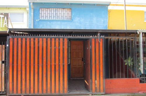 Se Vende Acogedora Casa, A Cuadras De La Municipalidad De Cu