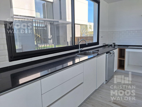 Casa En Venta 6 Ambientes En Barrio Acacias Puertos
