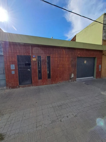 Casa De 2 Dormitorios Y Cochera A  Pasos De Av San Martin