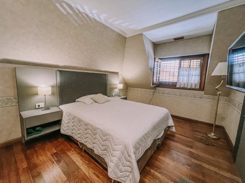 Imagen 19 de 26 de Espectacular Casa De Categoría En Lo Mejor De Adrogué Con Parque