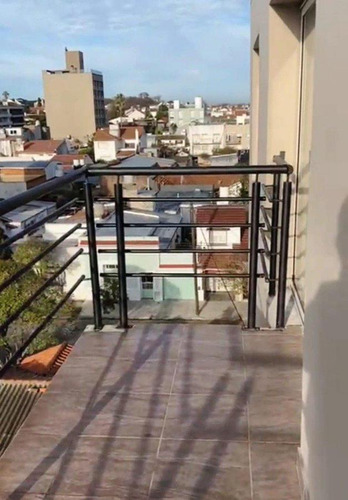 Venta Semipiso De 2 Ambientes. Cochera Semicubierta. Zona Chauvin.