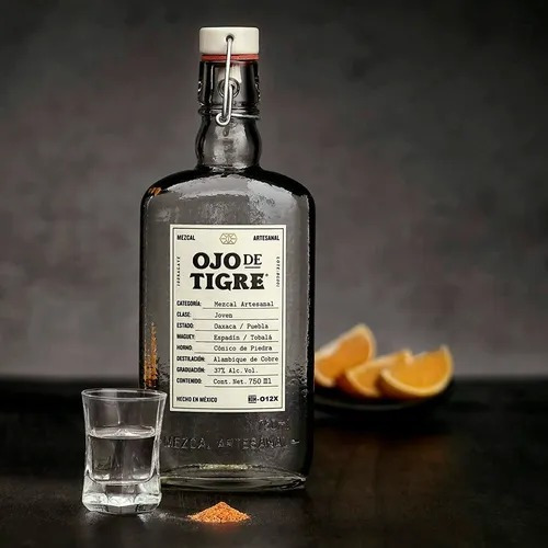 Imagen 2 de 2 de Mezcal Artesanal Blanco Joven Agave 750ml Ojo De Tigre