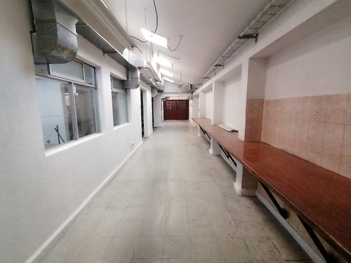 Amplísima Propiedad Bodega Y Oficinas En Planta Libre.