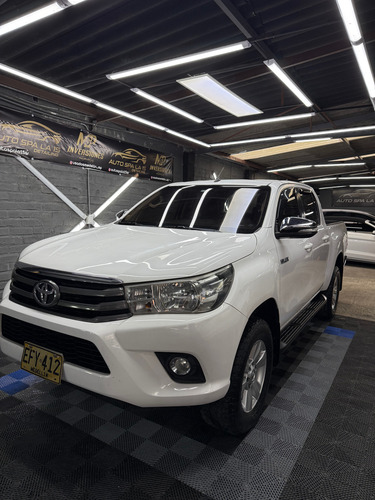 Toyota Hilux 2.7l MT 4x4