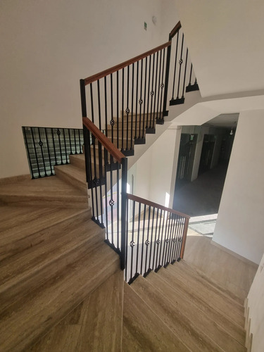 Edificio De 3 Pisos Con Locales Comerciales En Arriendo.