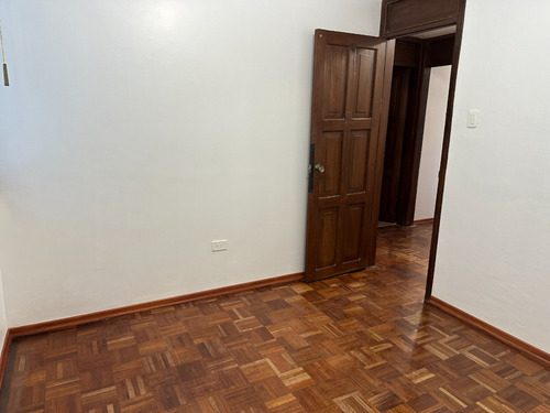 Amplio Departamento De 145 M2 Ofrece El Equilibrio Perfecto Entre Espacio, Ubicación Y Estilo Clásico.