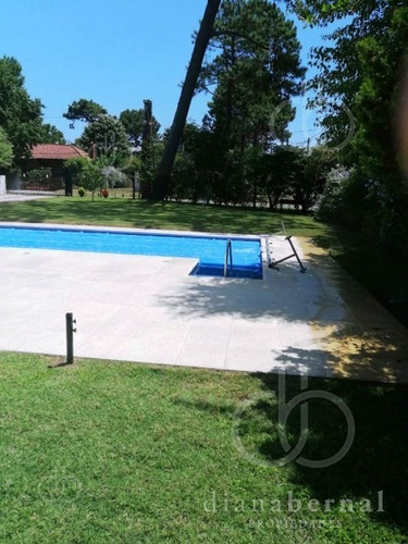 Casa De 4 Dormitorios + Dependencia Y Piscina En Cantegril, Punta Del Este- Ref: 54135