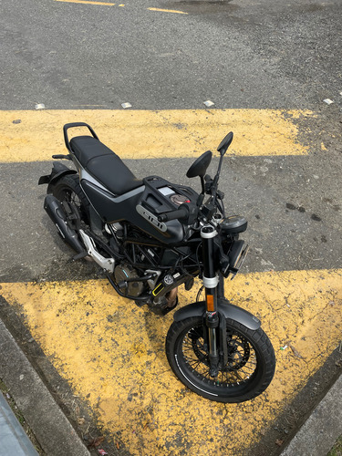 Husqvarna Svartpilen 401