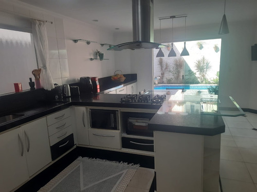 Sobrado 3 Suítes Mobiliado, Com Piscina, Sauna E Academia - Condomínio Fechado