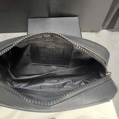 Neceser Cosmetiquera Unisex Sobaquera Con Cierre Y Muñequera Gris Claro Sintético