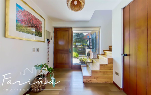 Casa En Venta De 4 Dorm. En Peñalolén