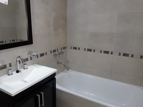 Dueño Directo Vende 2 Amplios Departamentos Con Vista Panorámica Y Cochera Cubierta. Apto Crédito. Excelente Ubicación En Moron A Pocas Cuadras Del Centro Comercial. Sin Comisión Inmobiliaria